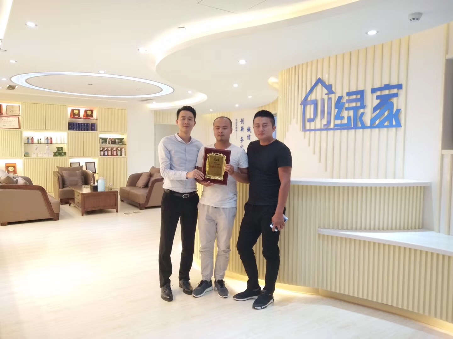 熱烈祝賀江總簽約創(chuàng)綠家欽州市區(qū)級(jí)代理！