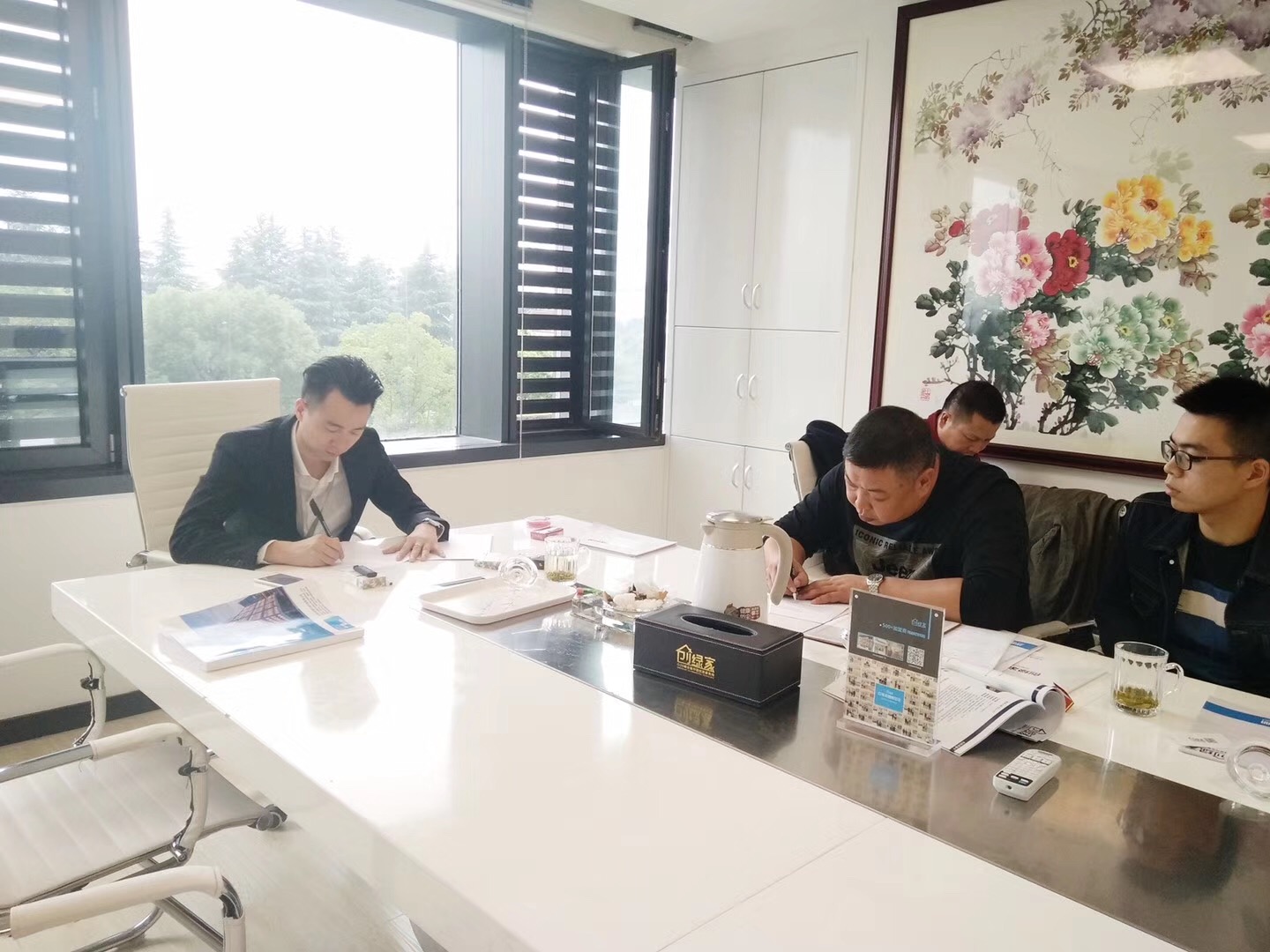 熱烈祝賀何總父子簽約創(chuàng)綠家江西省市級代理！