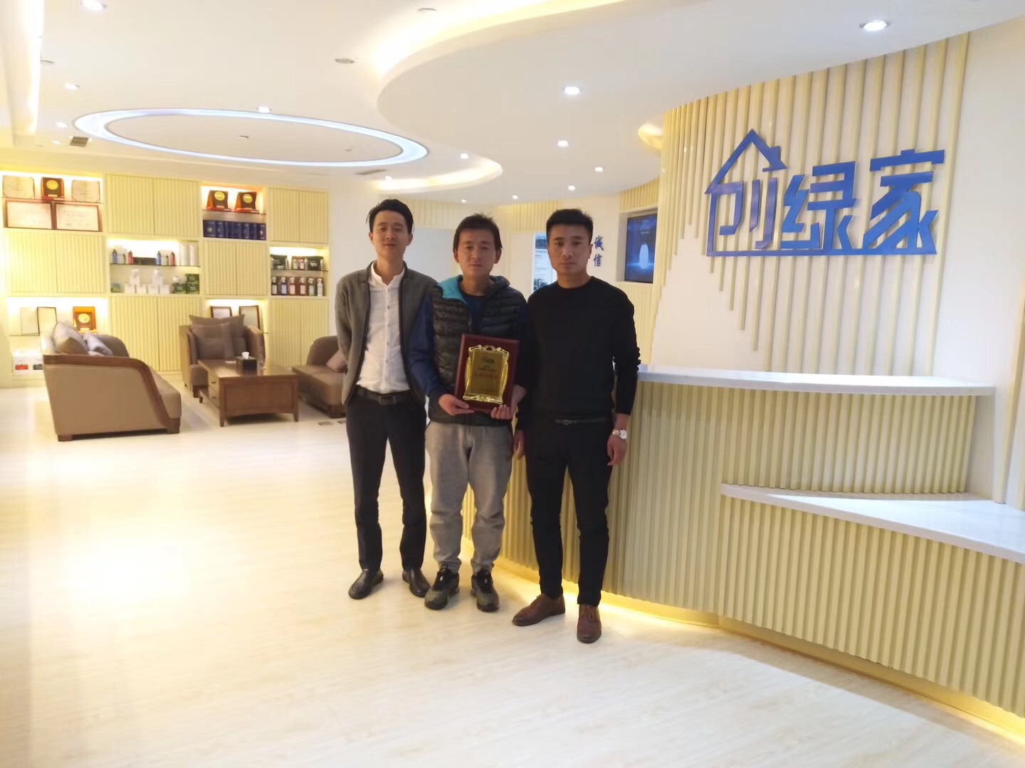 李總、逯總原來(lái)從事穩(wěn)定的事業(yè)，也是我們?cè)砩痰暮献骰锇?，自己也曾?jīng)參與過(guò)治理項(xiàng)目。從中發(fā)現(xiàn)利潤(rùn)、業(yè)務(wù)量都很可觀，于是單飛接自己當(dāng)?shù)氐臉I(yè)務(wù)。兩位非常相信創(chuàng)綠家，早在考察之前就已經(jīng)把店面安排好了，順利牽手創(chuàng)綠家！  李總、逯總與公司合影 感謝李總、逯總對(duì)創(chuàng)綠家的信任和支持，祝兩位生意興隆、財(cái)源廣進(jìn)！