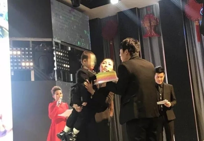 4歲男孩和媽媽辦“婚禮”，真相令人淚崩！