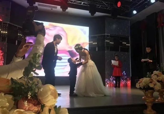 4歲男孩和媽媽辦“婚禮”，真相令人淚崩！