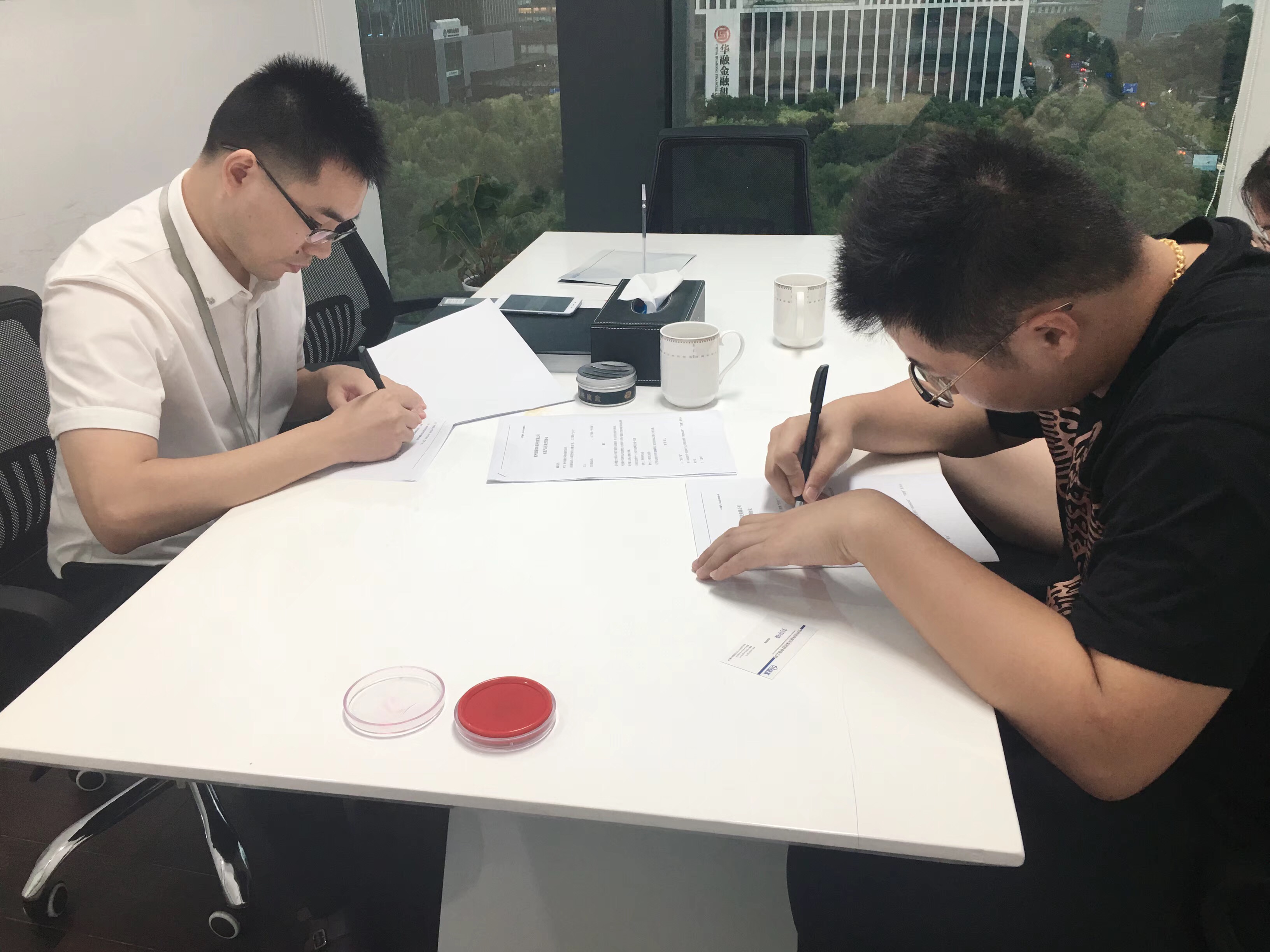 熱烈祝賀劉總夫婦簽約創(chuàng)綠家常州市縣級(jí)代理！