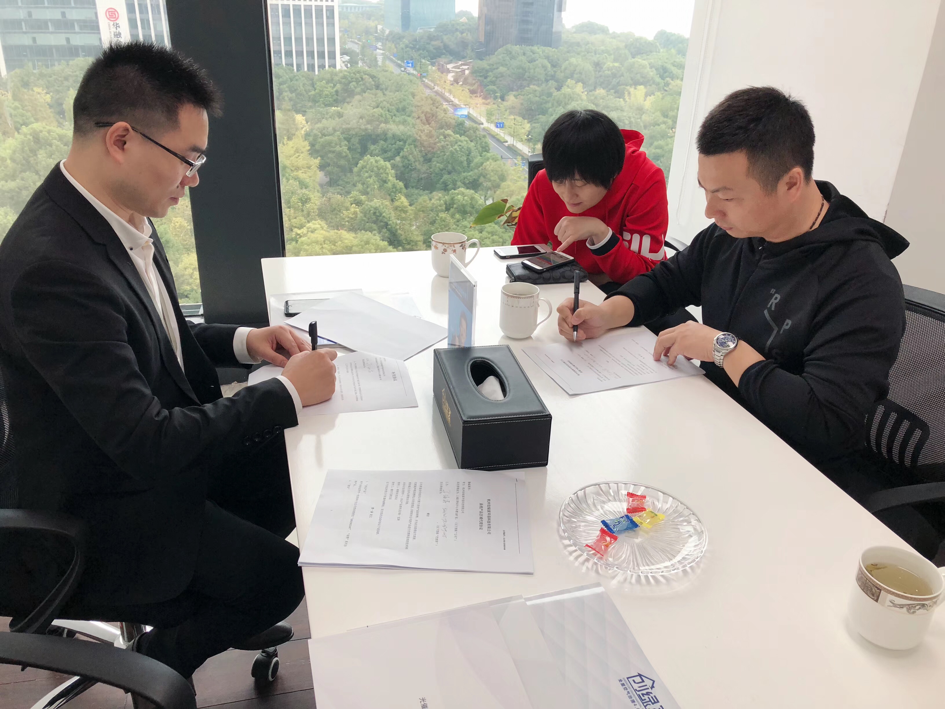 熱烈祝賀馬總夫婦、蔡總夫婦簽約創(chuàng)綠家揚州市區(qū)級代理！