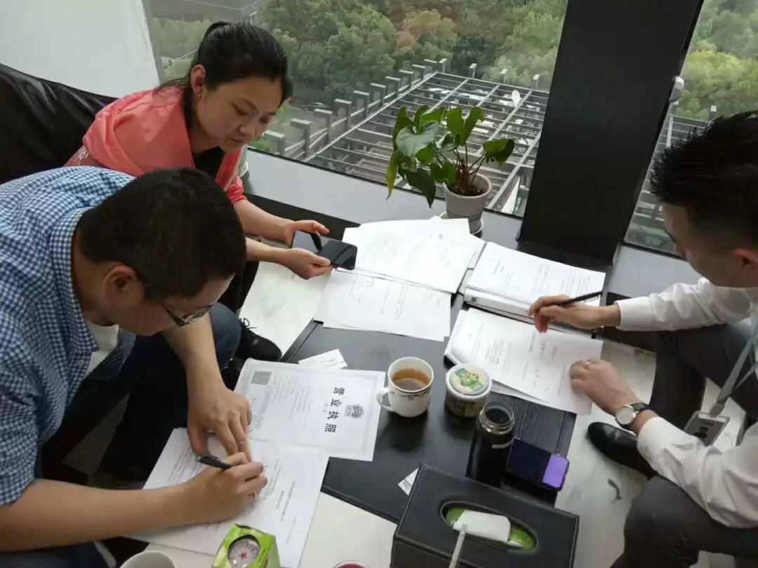 熱烈祝賀黃總簽約創(chuàng)綠家青島市區(qū)級(jí)代理！