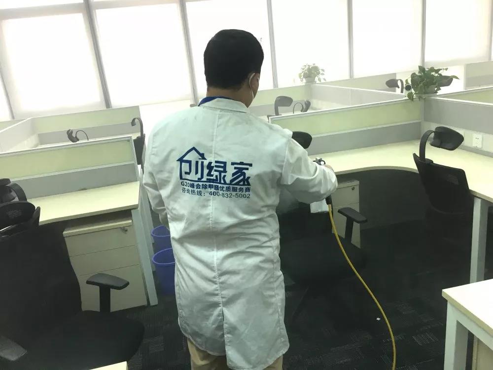 完美日記是一個(gè)國產(chǎn)大眾美妝品牌，價(jià)格良心堪稱國貨之光，也深受年輕人喜愛。