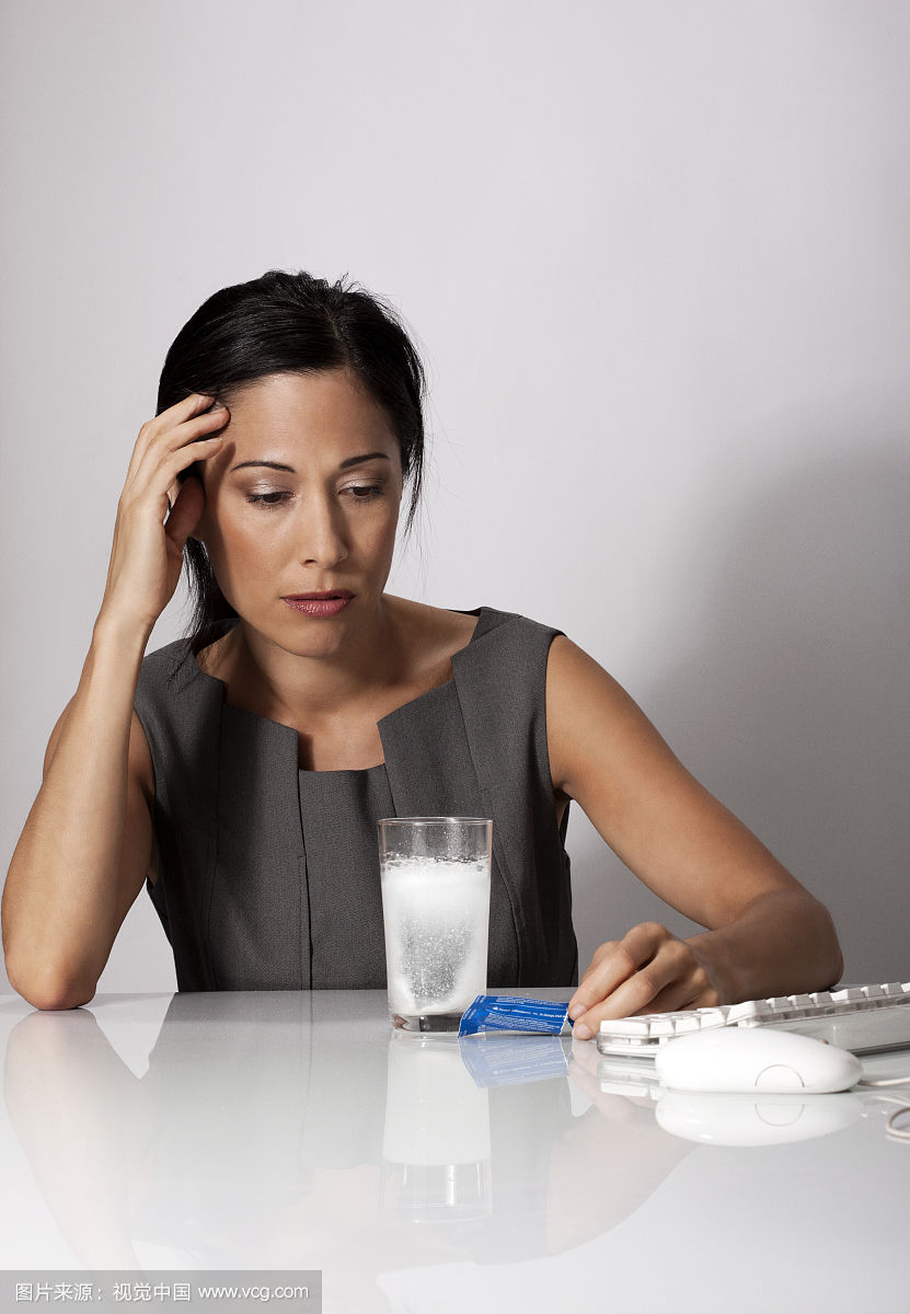  新房裝修后裝修污染？入住之前需要除甲醛嗎？這是大家在入住前***的疑問。甲醛對身體是有害是眾所周知的，那么，甲醛對人體的危害是什么? 除甲醛公司專家總結(jié)了五種常見的甲醛引起的癥狀，如果出現(xiàn)這些癥狀，那么您就需要注意啦?。?！ 一、胸悶氣短： 一些業(yè)主在搬進(jìn)新家后常常感覺到胸悶氣短、呼吸不暢，但去醫(yī)院檢查又沒有發(fā)現(xiàn)任何心肺問題，這種情況很有可能是甲醛中毒引起的。胸悶是甲醛中毒常見癥狀之一，一般在輕度或中度中毒時(shí)出現(xiàn)。所以，如果時(shí)常在家中感到胸悶，首先應(yīng)去醫(yī)院排除心臟問題，然后再確定是否是甲醛超標(biāo)造成的。 二、呼吸系統(tǒng)刺激： 回家開門的一瞬間，家的溫馨氣息就會撲面而來，但新家不是這樣，新業(yè)主每次回家聞到的***縷空氣往往伴隨刺鼻的化學(xué)品氣味，怎么會感受到溫馨呢？這種裝修特有的刺鼻氣體的主要有害成分就是甲醛，多數(shù)家庭可在通風(fēng)一個月時(shí)間明顯減輕（注意減輕并不等于消除），但如果通風(fēng)一個月還沒有改觀，那就應(yīng)該考慮治理室內(nèi)空氣污染了。 三、眼睛不適、無故流淚： 當(dāng)人們切洋蔥的時(shí)，***感受到嗆的也是眼睛，然后是鼻子。眼睛是人體最敏感脆弱的器官之一，當(dāng)外界空氣中存在刺激性分子，眼睛往往是***感受到的。甲醛的一大危害就表現(xiàn)在對粘膜的刺激，甲醛屬于原漿毒物質(zhì)，能與蛋白質(zhì)結(jié)合，使眼睛感到刺激、干澀、不適，甚至流淚。 四、易生病，抵抗力下降： 我們生活的環(huán)境中，無處不存在著看不見的細(xì)菌病毒，因?yàn)樯眢w擁有強(qiáng)大的免疫力才使我們免受這些病菌的感染。但長期生活在甲醛超標(biāo)的環(huán)境會使免疫系統(tǒng)遭受破壞，降低人體抵抗力，不能有效地防御外界病原微生物的侵入，從而導(dǎo)致疾病發(fā)生。家人入住新居后經(jīng)常感冒，尤其是老人兒童，感冒后一個星期也不見好轉(zhuǎn)，這都可能是甲醛超標(biāo)引起的。 五、頭暈、乏力、嗜睡： 甲醛可影響人的造血系統(tǒng)，輕則引發(fā)貧血，嚴(yán)重的甚至可能導(dǎo)致白血病。有調(diào)查指出，醫(yī)院血液科病房中三成以上白血病患者的家庭在兩年內(nèi)進(jìn)行過裝修。而兒童因裝修患病的幾率更高，占患病兒童的半數(shù)以上。當(dāng)人體血液供應(yīng)不足時(shí)，就會經(jīng)常感到疲憊，走路都沒有力氣。因此，入住新居后有頭暈、乏力、嗜睡的癥狀，應(yīng)及時(shí)去醫(yī)院檢查血常規(guī)。 如果您或者家人已經(jīng)出現(xiàn)了以上的兩種或兩種以上就要做全面的室內(nèi)空氣治理了哦！